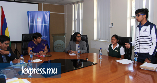 Students are expected to substantiate the allegation that some teachers are not working in class and the onus of an enquiry, as per the author, lays upon the shoulders of the Minister of Education, Leela Devi Dookun-Luchoomun.