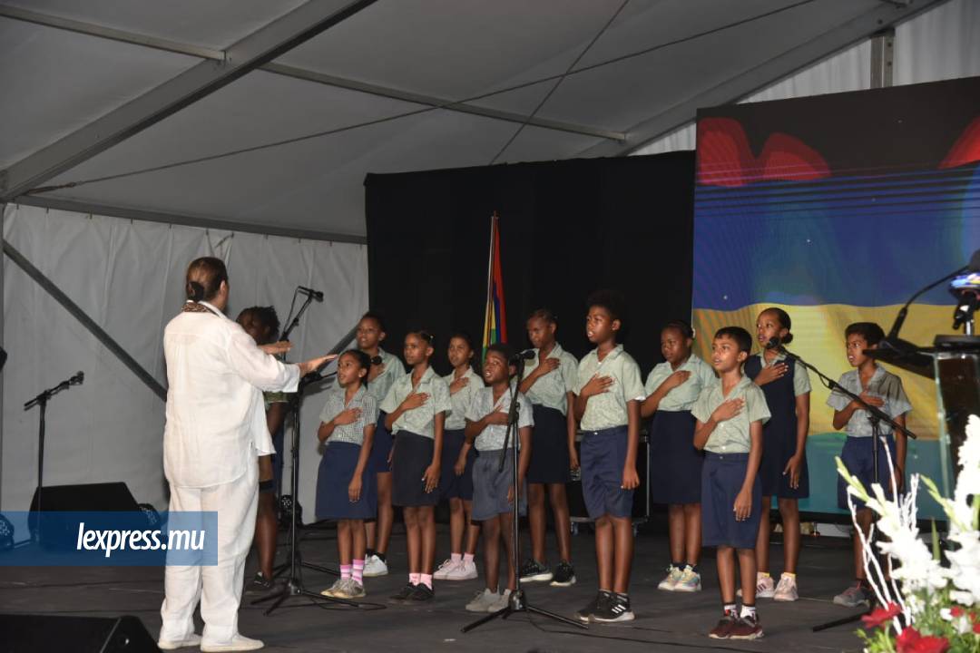 Les élèves du Morne Government School ont interprété l’hymne national, accompagnés par le Conservatoire National de Musique François Mitterrand.