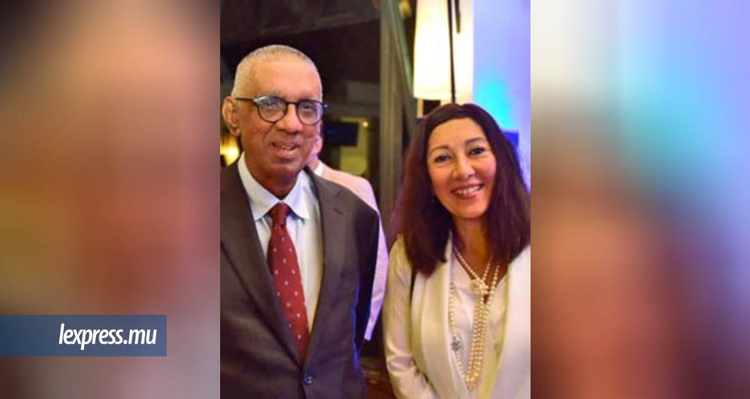 Irfan Raman, commissaire électoral, et Liza Simrique Singh, UN Resident Coordinator à Maurice.