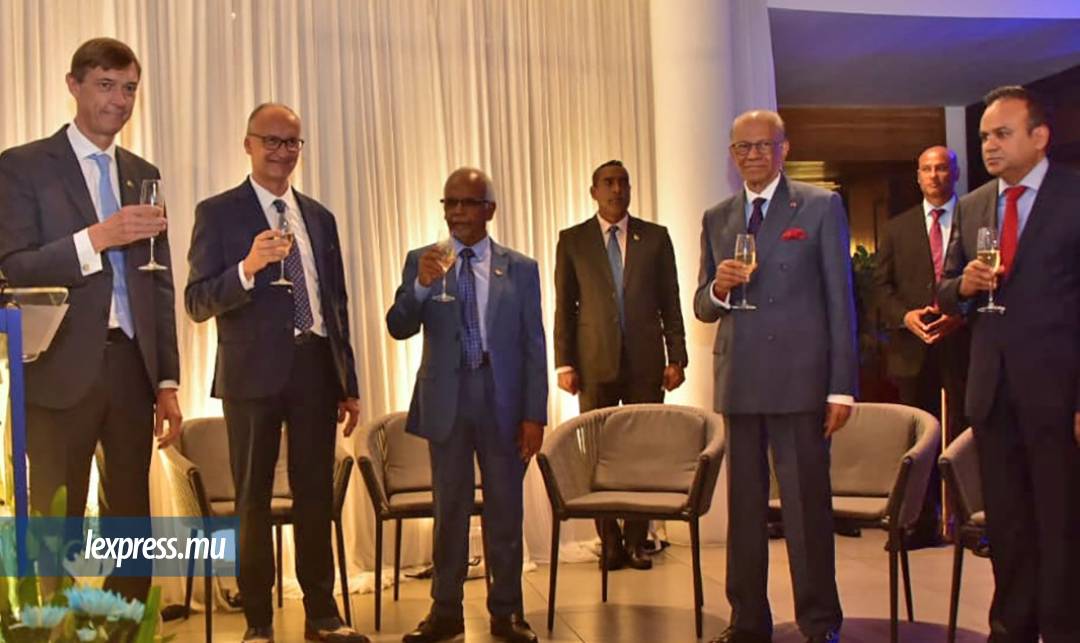 Oskar Benedikt, ambassadeur de l’UE à Maurice, Frédéric Bontems, ambassadeur de France à Maurice, le Président de la République de Maurice, Dharam Gokhool, le Premier ministre, Navin Ramgoolam, et le ministre des Affaires étrangères, Ritish Ramful.