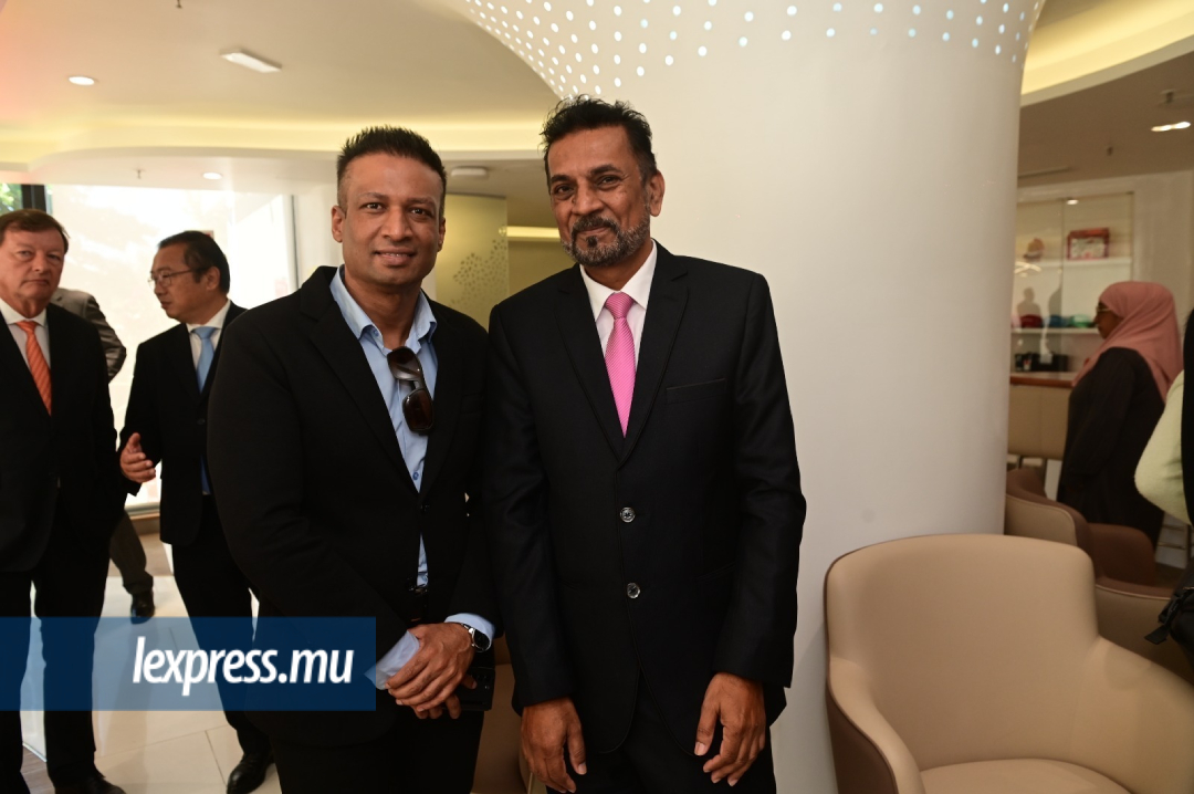 Nitin Pandea, directeur général de United Docks, et Aslam Hossenally, lord-maire de Port-Louis.